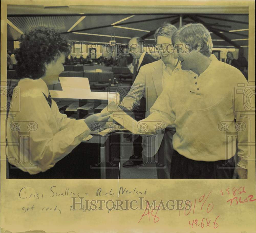 1989 Press Photo Criss Swalling &amp; Rich Nerland Get Ready to Board Plane, Alaska- Historic Images