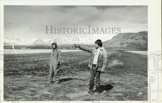 1987 Press Photo Pat & Patricia Mulligan at Sunitome Farm in Alaska - lrb20655- Historic Images