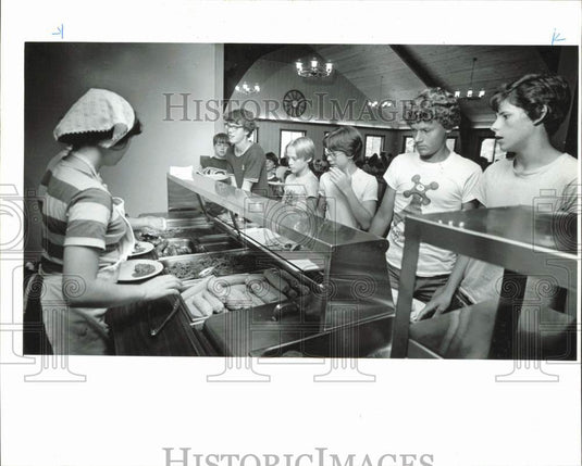 1978 Press Photo Campers at Nosoca Pines Ranch line up for vegetarian meal- Historic Images