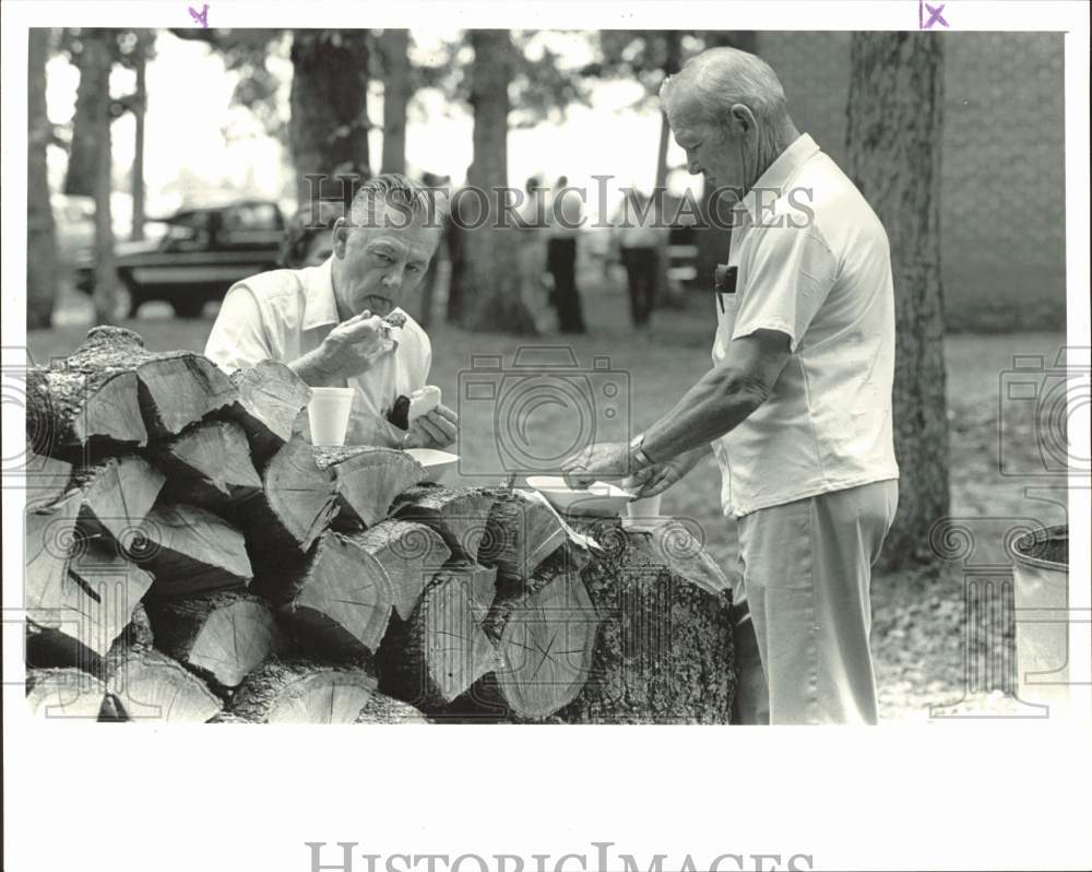 1987 Press Photo Henry Fortner and Walter Pitts enjoy good food at Hopewell Day- Historic Images