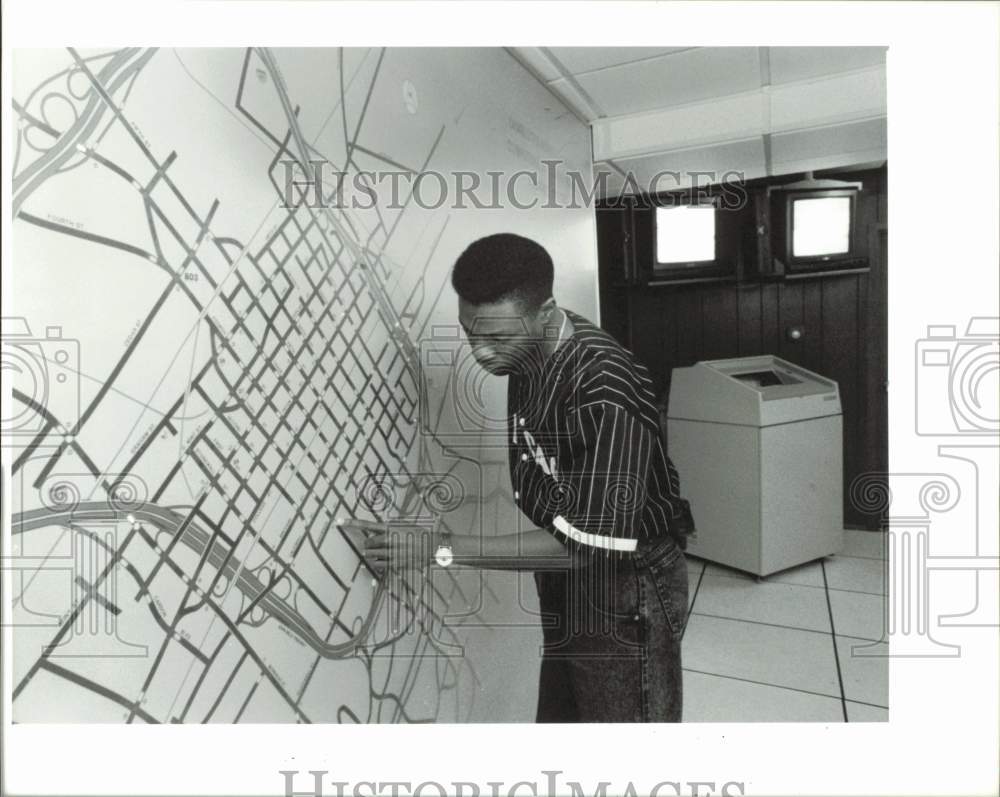 1993 Press Photo Roy Ezell Jr. monitors traffic on I-277 at Charlotte City Hall- Historic Images