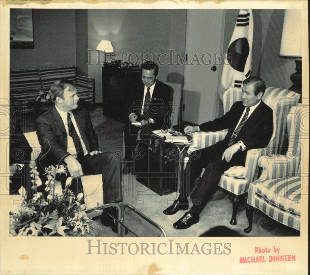 1989 Press Photo Roh Tae Woo of Korea speaks with newsman in Anchorage, Alaska- Historic Images