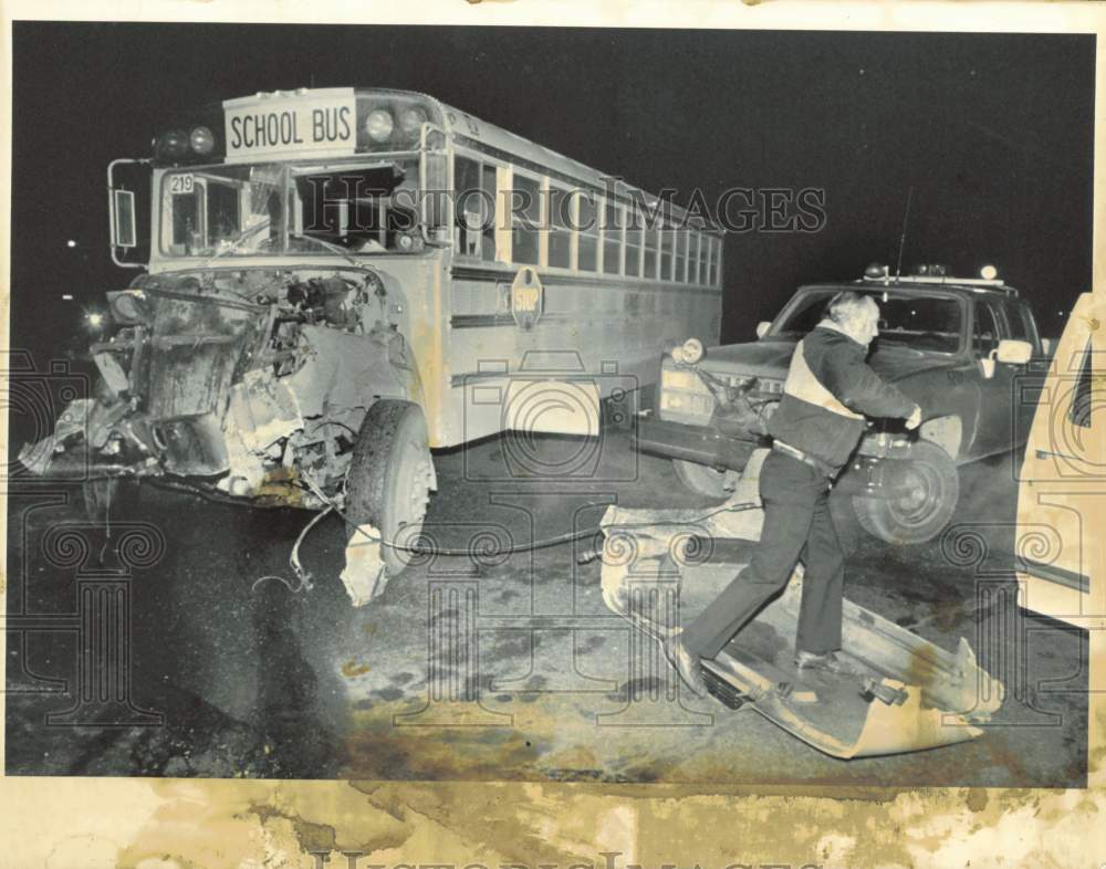 1990 Press Photo Workers check damaged school bus at C Street and Foxridge Way- Historic Images