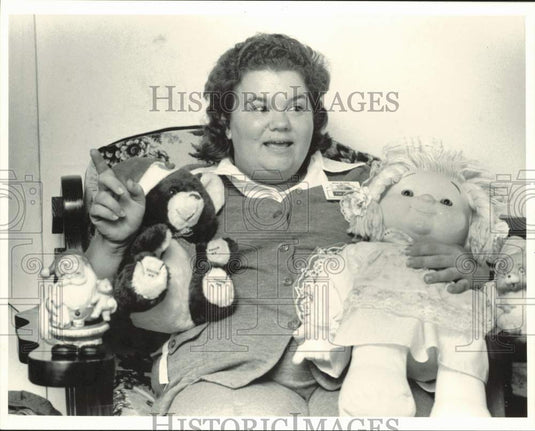 1985 Press Photo Pam Mills with some of the Christmas gifts and toys - lrb22002- Historic Images