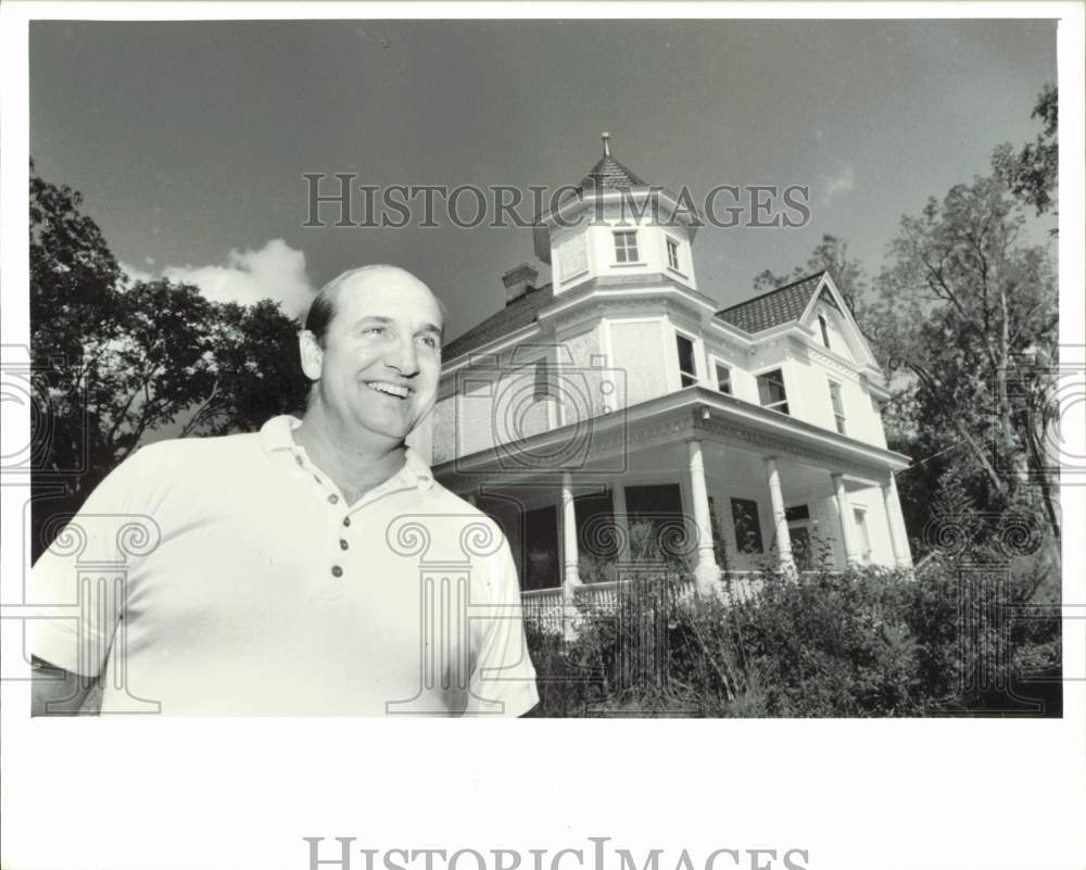 1991 Press Photo Al Esposito standing in front of Crows Nest in Monroe- Historic Images