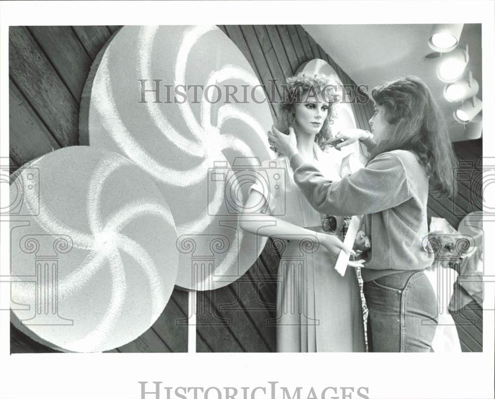 1981 Press Photo Susan Martin works on her window display in Rainbows- Historic Images