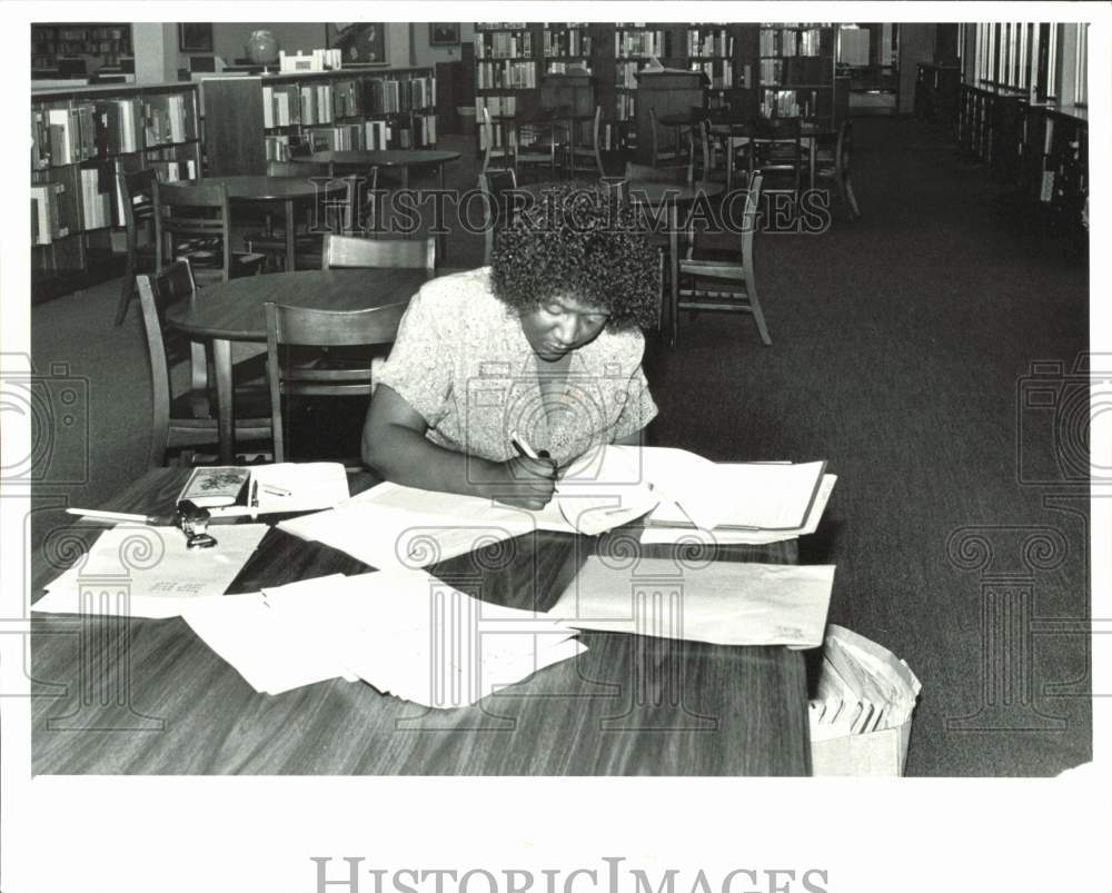 1983 Press Photo Fannie Pinkston, youth employment counselor at Hickory School- Historic Images