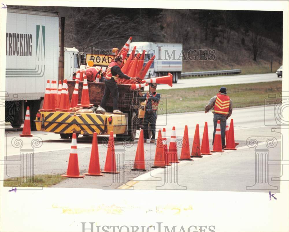 Press Photo Workmen put orange cones on southbound lane of Interstate 77- Historic Images
