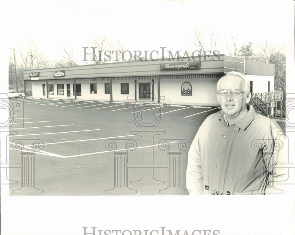 1987 Press Photo Rudy Flint, owner of New Hope Plaza, North Carolina - lrb22198- Historic Images