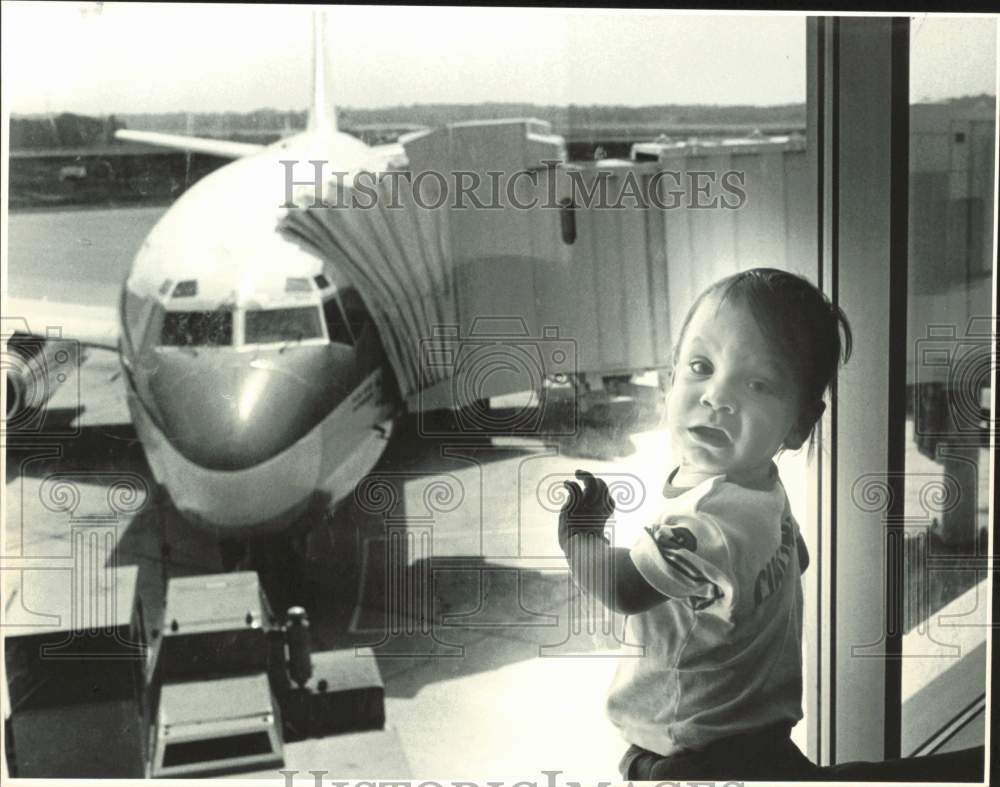 1982 Press Photo Tony Vuotto amazed with plane at Douglas International Airport- Historic Images