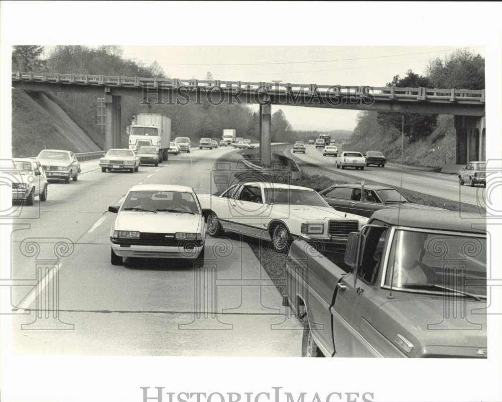 1985 Press Photo Eastbound I-40 traffic crossing over to westbound lanes, N.C.- Historic Images