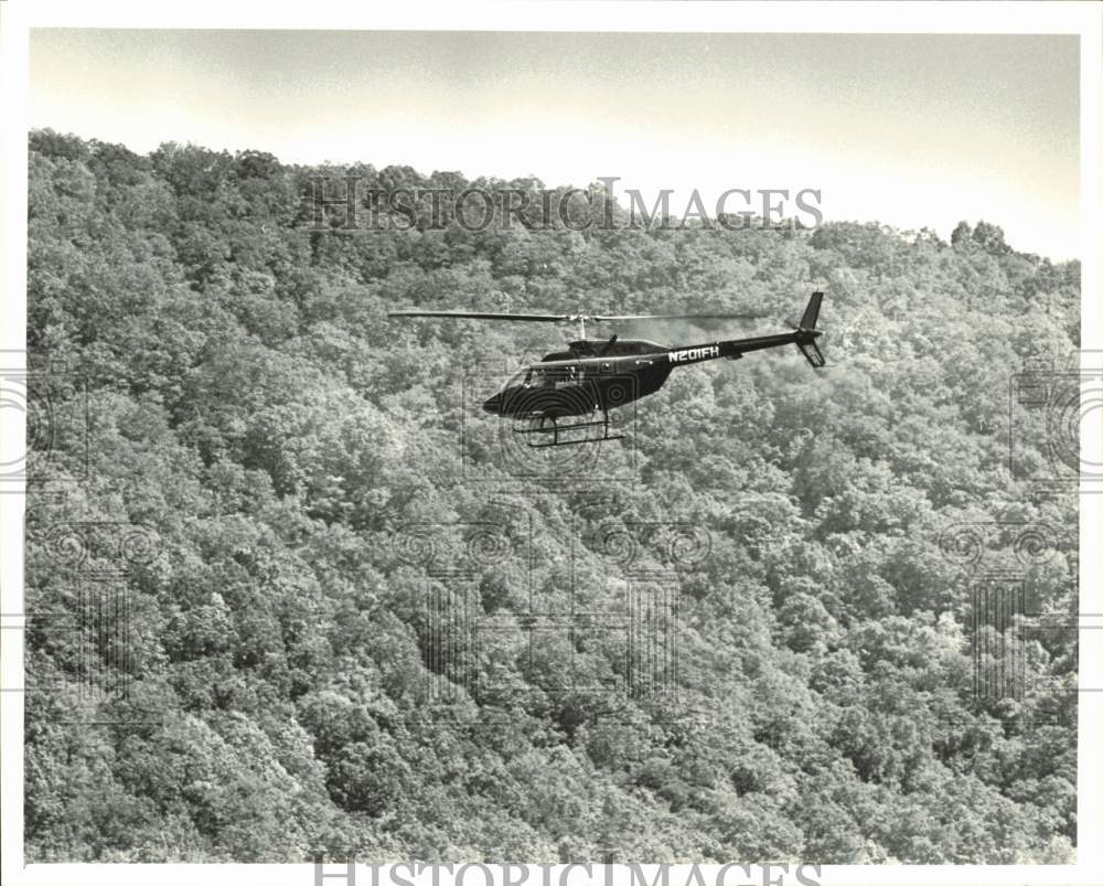 1985 Press Photo Helicopter searches mountains for Coggins murderers, N.C.- Historic Images