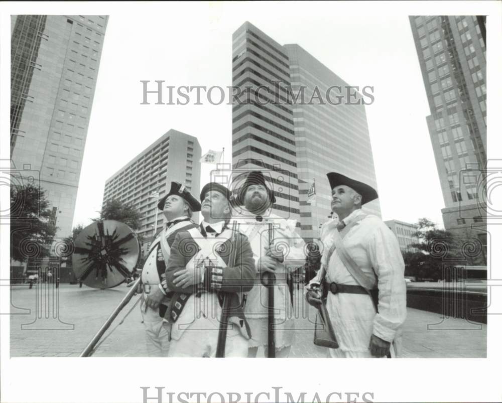 1992 Press Photo Bob Boynton &amp; gentlemen as Revolutionary war soldiers, N.C.- Historic Images