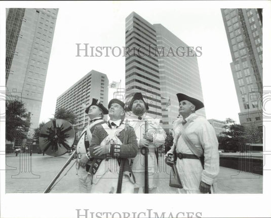 1992 Press Photo Bob Boynton & gentlemen as Revolutionary war soldiers, N.C.- Historic Images