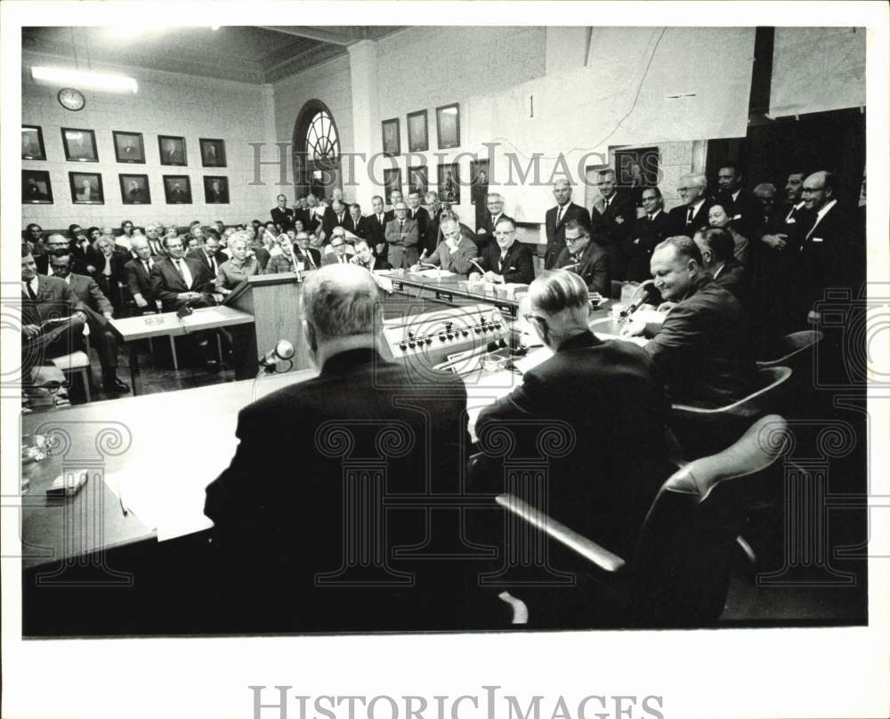 1964 Press Photo Charlotte councilmen discuss belt road situation at meeting- Historic Images