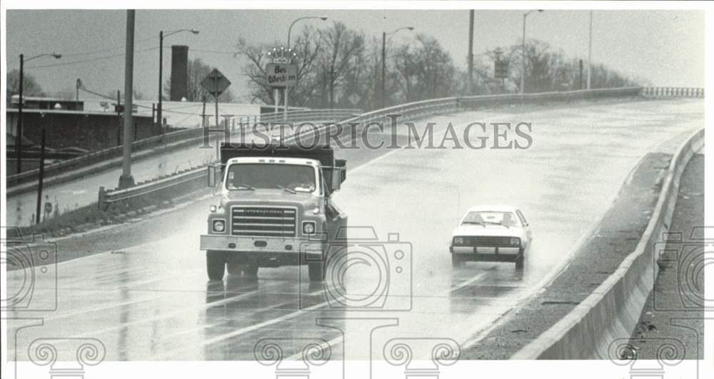 1982 Press Photo A truck spreading slag on Charlotte&#39;s Brookshire Freeway- Historic Images