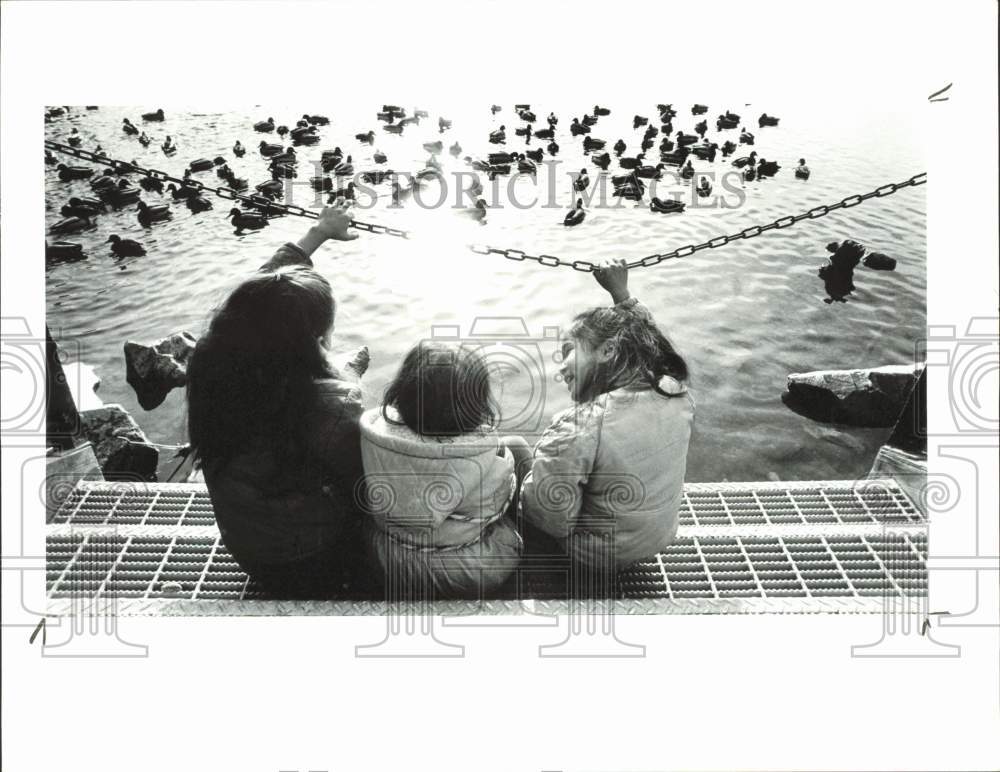 1987 Press Photo Elizabeth &amp; Malinda Hovis &amp; Vanessa Phillips watching ducks, AK- Historic Images