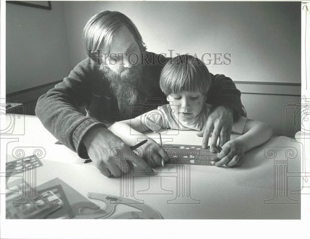 1985 Press Photo Architect Mike Mense helping his son draw with templets, Alaska- Historic Images