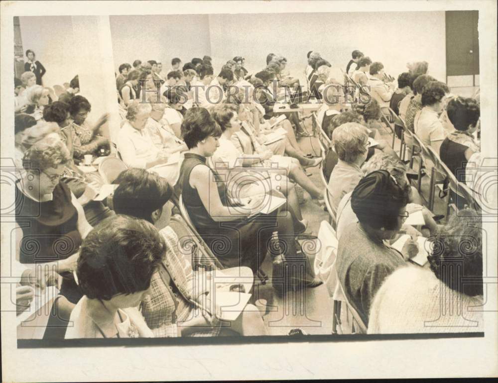 1969 Press Photo Women at Charlotte News publicity clinic at Charlottetown Mall- Historic Images