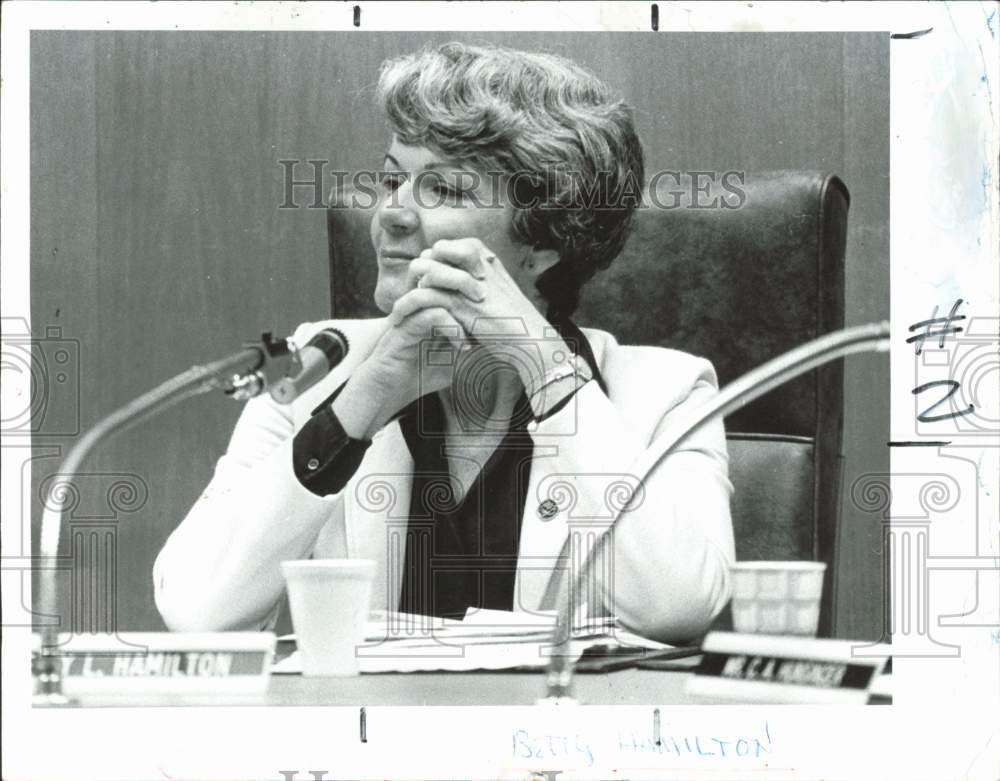 1981 Press Photo Betty Hamilton at desk, Florida - lrb22660- Historic Images