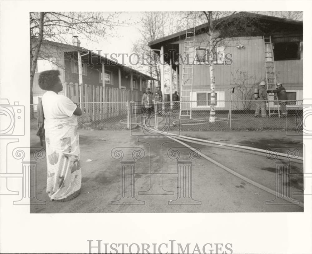 1992 Press Photo Angela Wilson looking at the firemen outside her home in Alaska- Historic Images