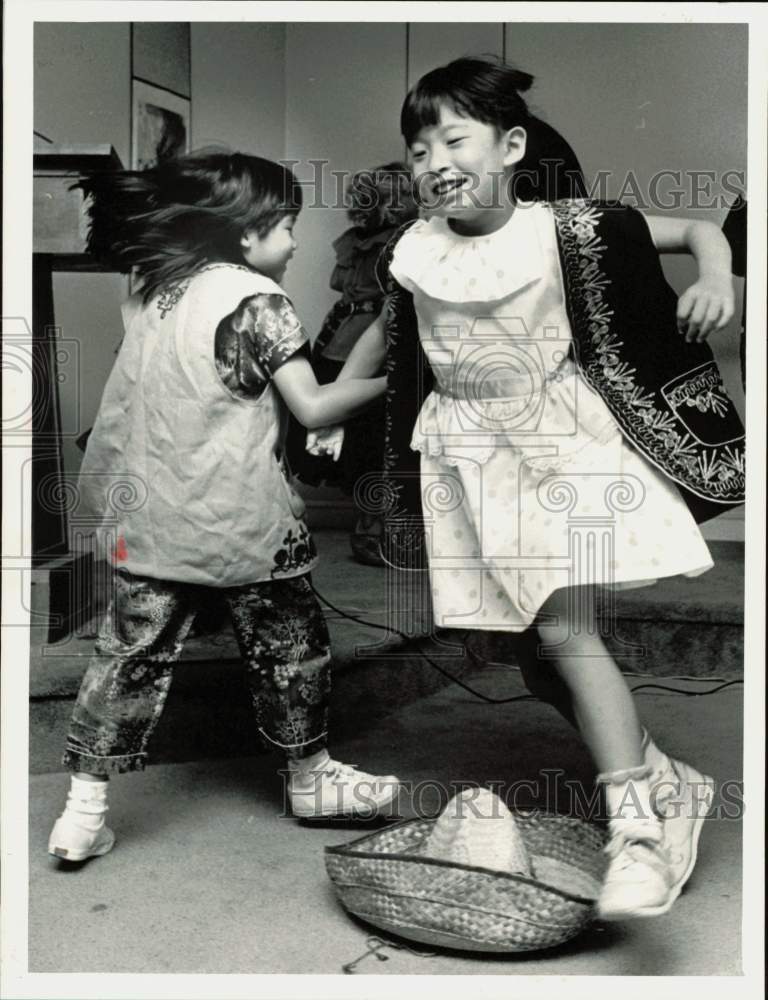 1988 Press Photo Young girls dancing during International Arts Camp in Charlotte- Historic Images