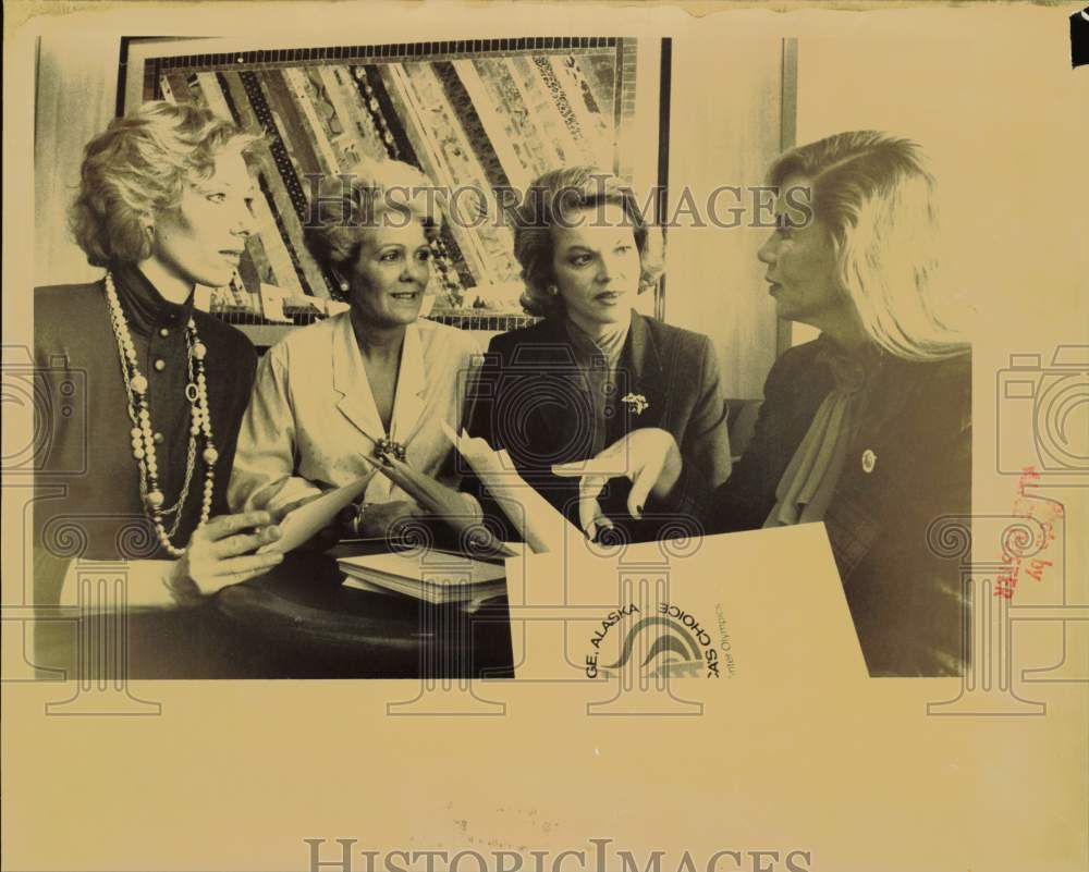 1986 Press Photo Ladies discuss plans for an event in Alaska - lrb23125- Historic Images