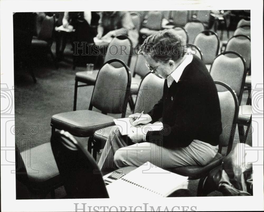 1981 Press Photo Charles Gough during auction at Hyatt Regency in Michigan- Historic Images