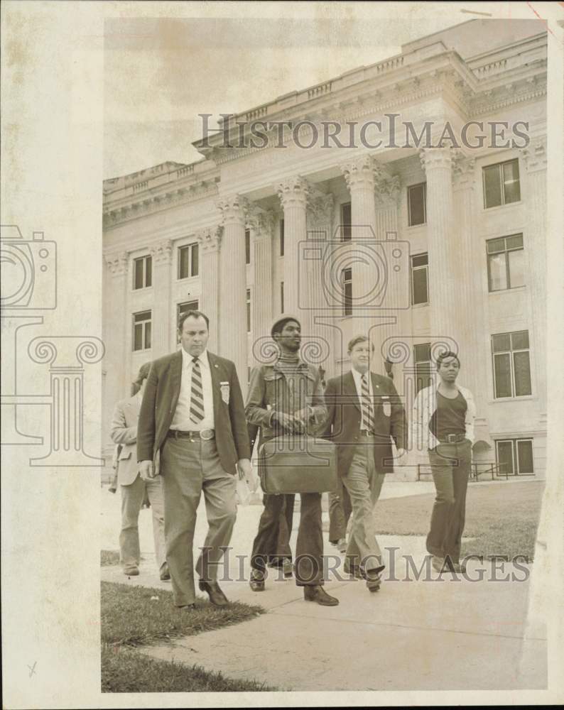 1974 Press Photo T.J. Reddy and Charles Parker leave courthouse with deputies- Historic Images