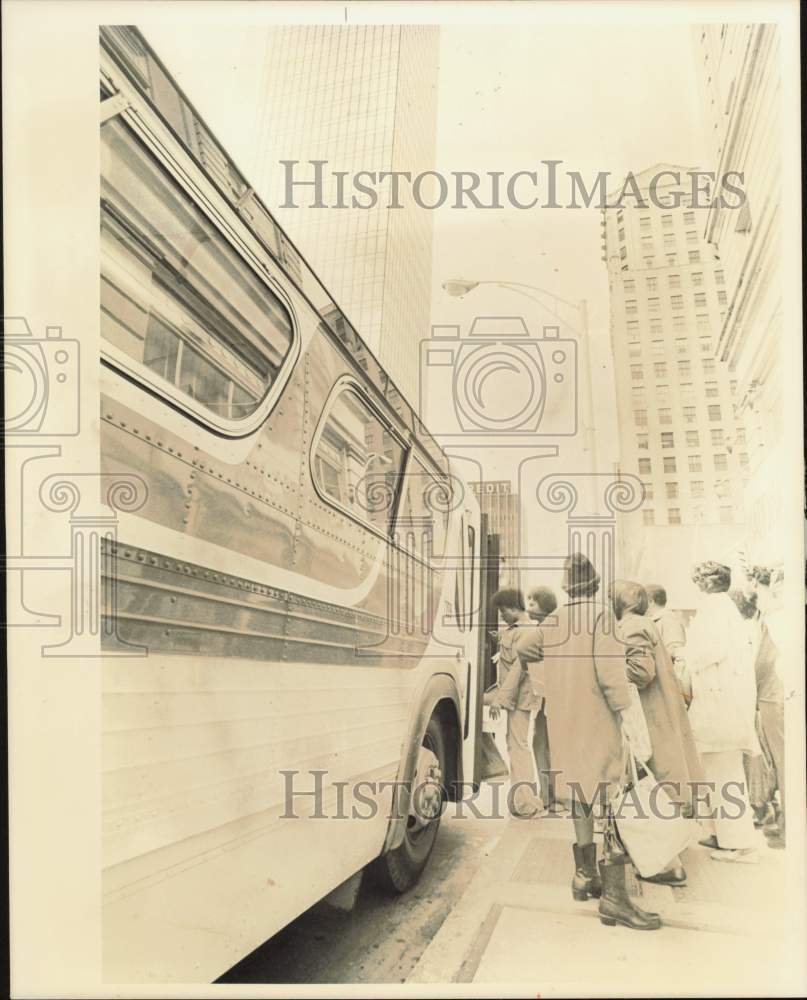 1977 Press Photo Commuters boarding bus at The Square in Charlotte - lrb23528- Historic Images