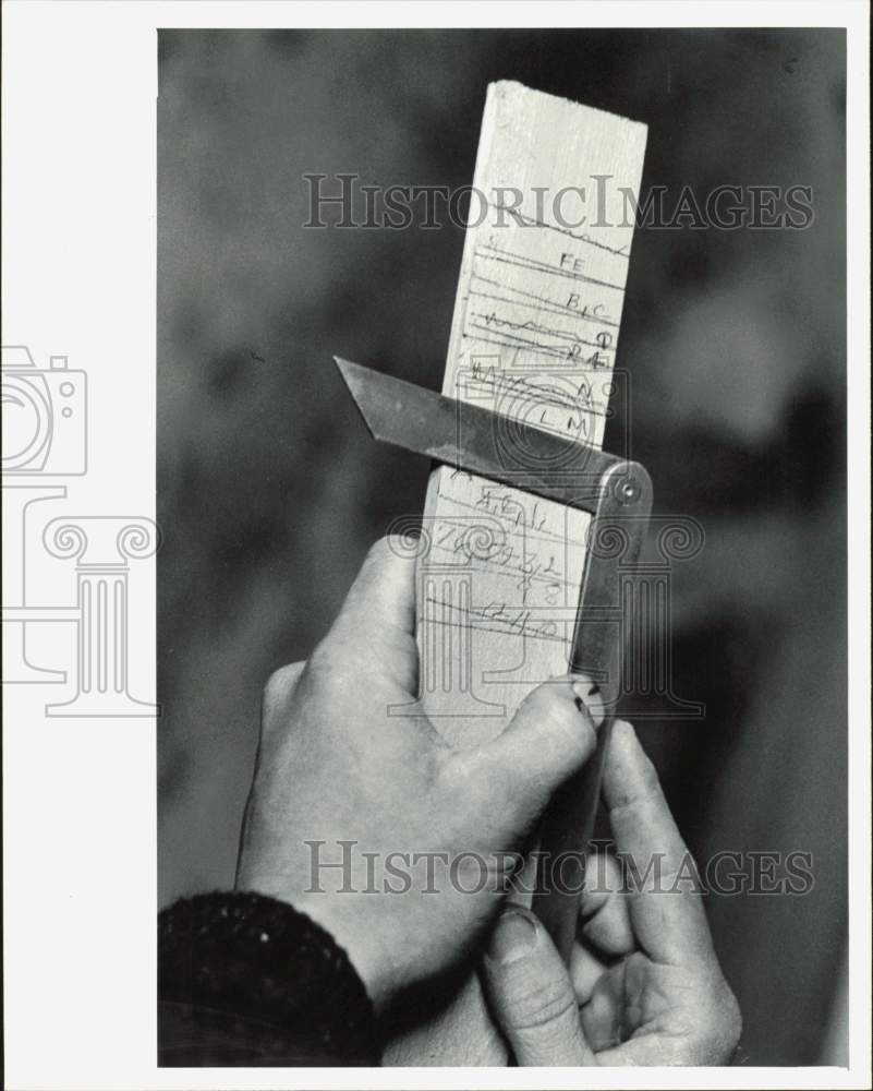 1983 Press Photo Gauge used to check angles of wales of the Elizabeth II ship- Historic Images