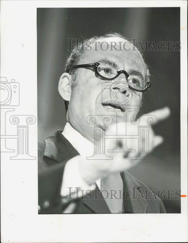 1981 Press Photo Editor Marshall Lolb gestures as he speaks in a meeting, FL- Historic Images