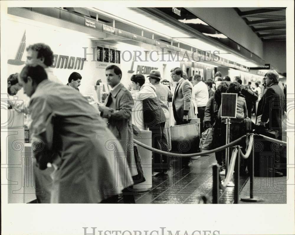 1984 Press Photo Crowded Piedmont ticket counters at Charlotte Douglas Airport- Historic Images