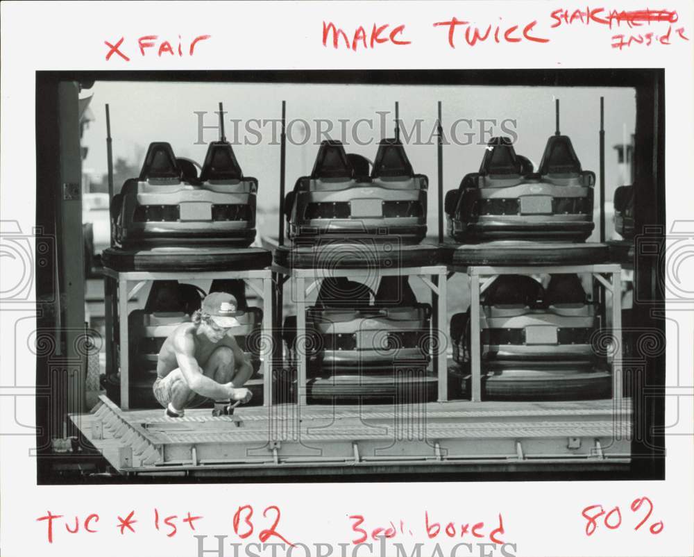 1992 Press Photo Donnie Dougan setting up bumper car ride at Johnson County Fair- Historic Images