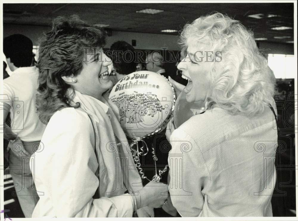 1985 Press Photo Barbara Bishopp greets Kristi Weimer at Douglas Airport- Historic Images