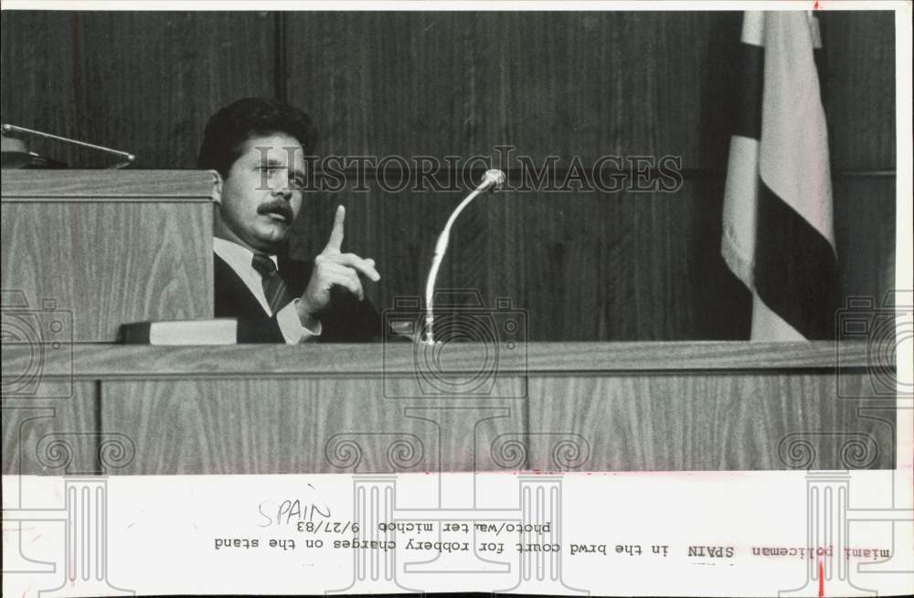 1983 Press Photo Miami policeman Spain speaks on the stand in Broward court- Historic Images