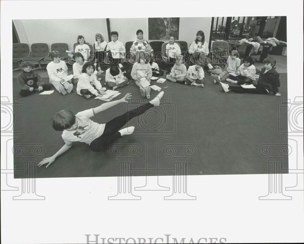 1986 Press Photo Heather Martin shows her movements to Ricky Harris&#39; class- Historic Images