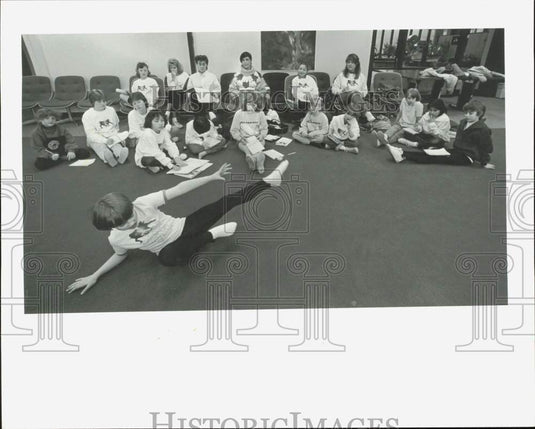 1986 Press Photo Heather Martin shows her movements to Ricky Harris' class- Historic Images
