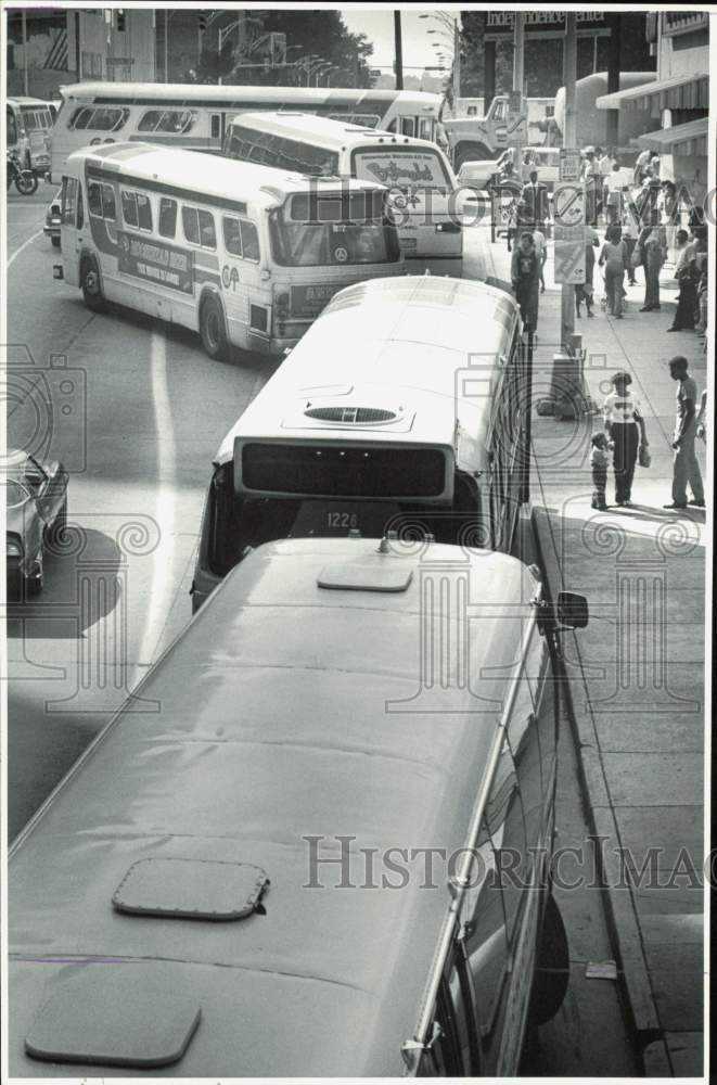 1982 Press Photo City buses at the Square in Charlotte during rush hour traffic- Historic Images