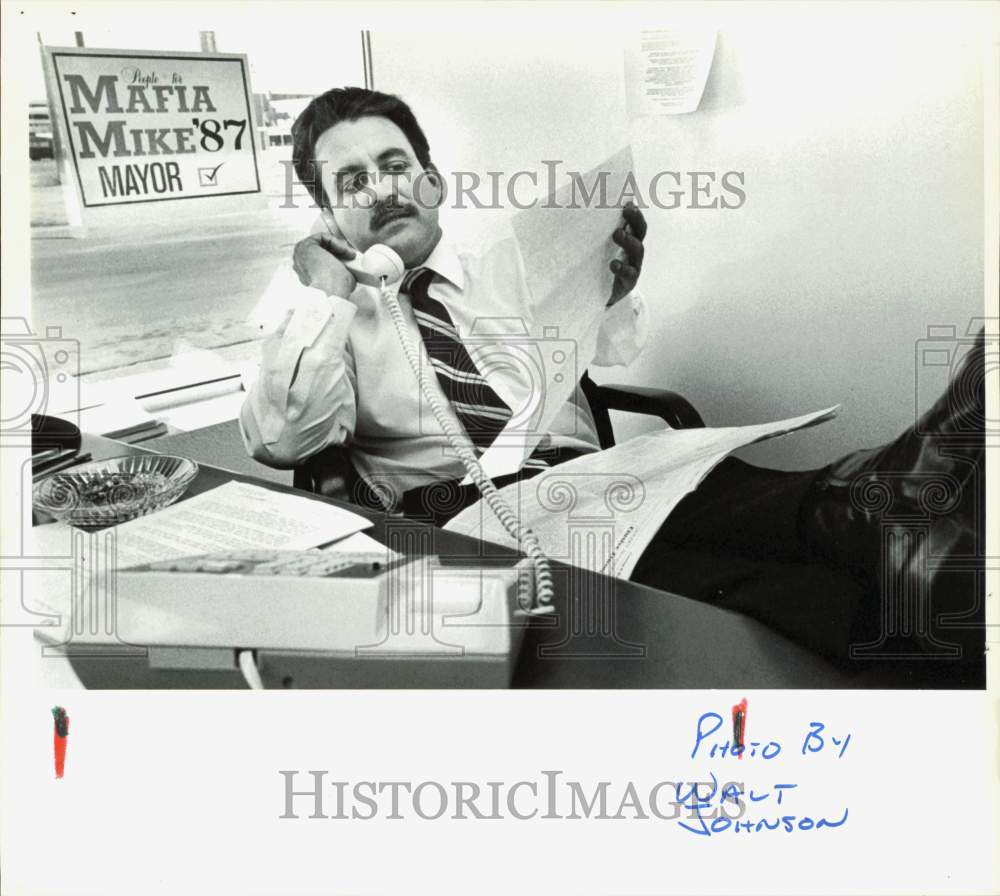 1987 Press Photo Mafia Mike reads copy of bench warrant in his campaign office- Historic Images