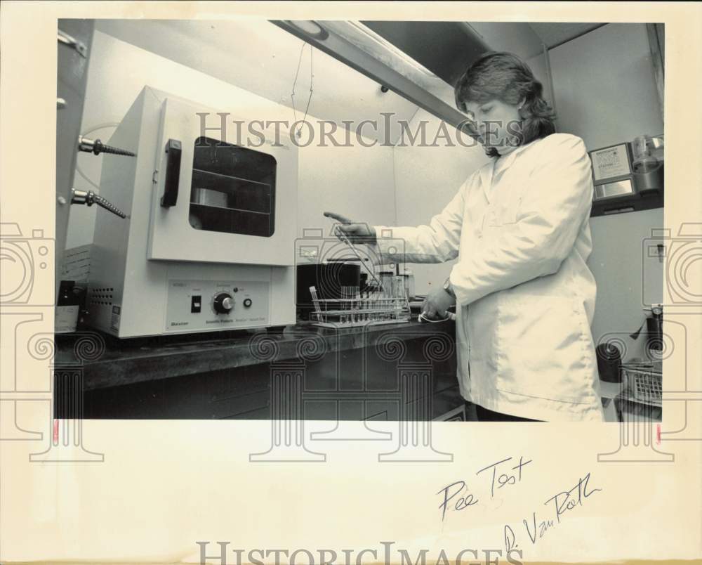 1991 Press Photo Jill Jefson performing urine test, Alaska - lrb26104- Historic Images