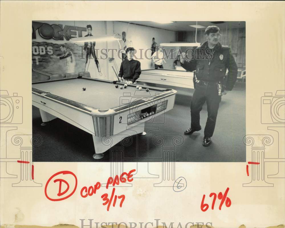 1991 Press Photo Officer Elmo Hill questions a juvenile at Mt. View Pool Hall- Historic Images