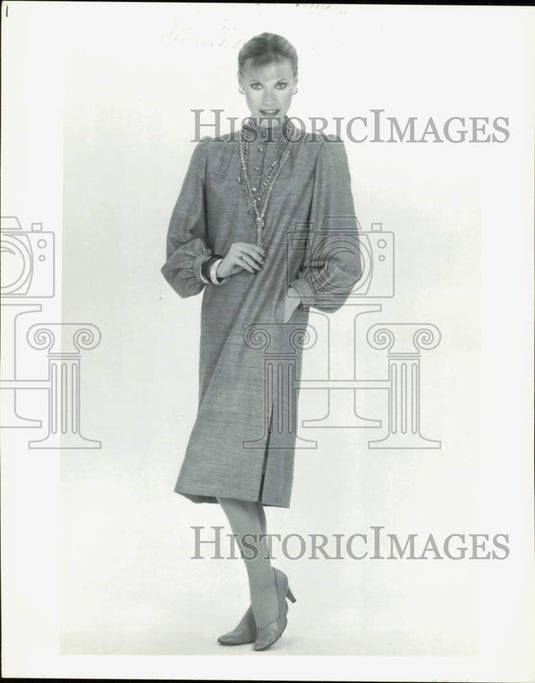 1983 Press Photo Vera Maxwell dress of Indian tussah silk - lrb26365- Historic Images