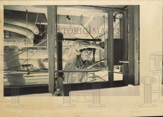 1985 Press Photo Electrician working on a panel frame in Anchorage, Alaska- Historic Images