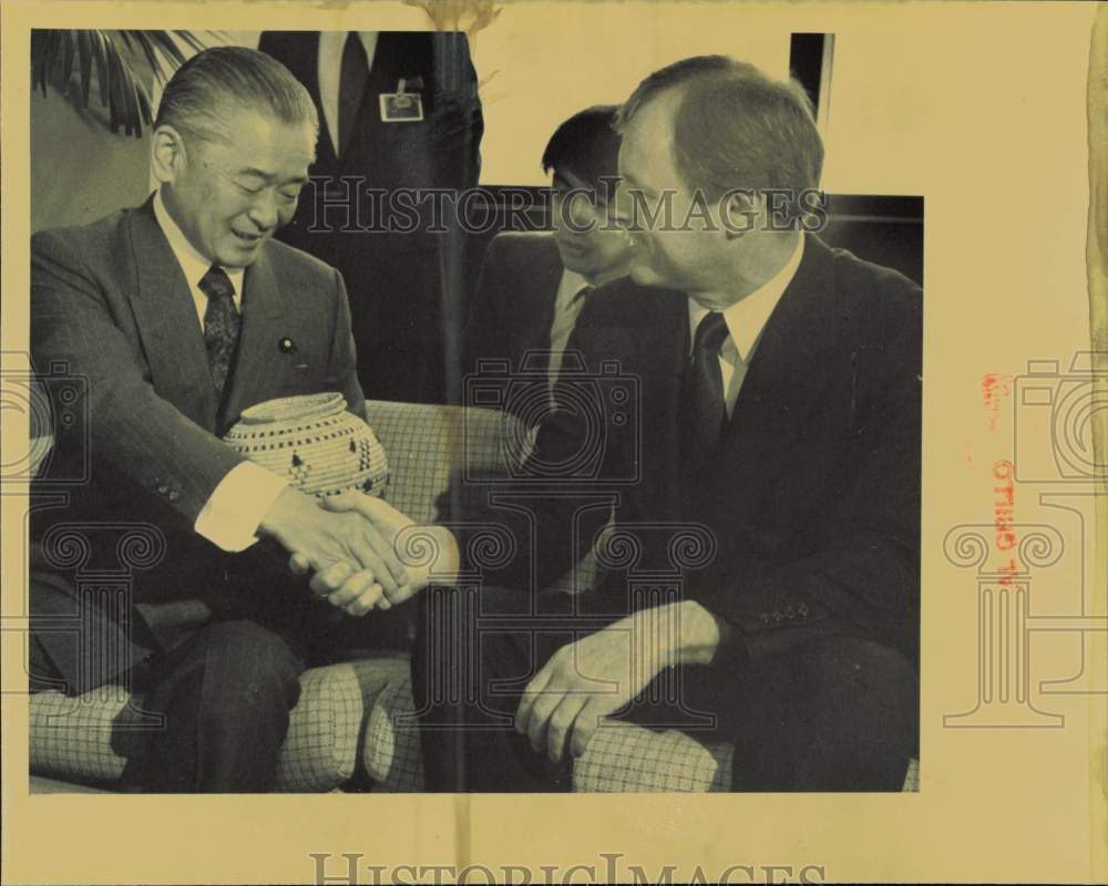 1988 Press Photo Noboru Takeshita gets a vase and handshake from a gentleman- Historic Images