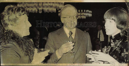 1976 Press Photo Mr. & Mrs. John Hart with Deborah Smith, Alaska - lrb29179- Historic Images