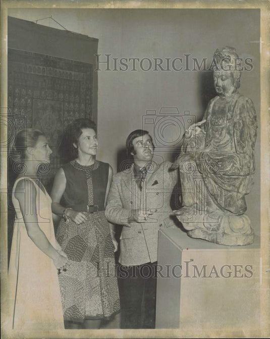 1971 Press Photo People enjoy a statue at Lowe Art Gallery, University of Miami- Historic Images