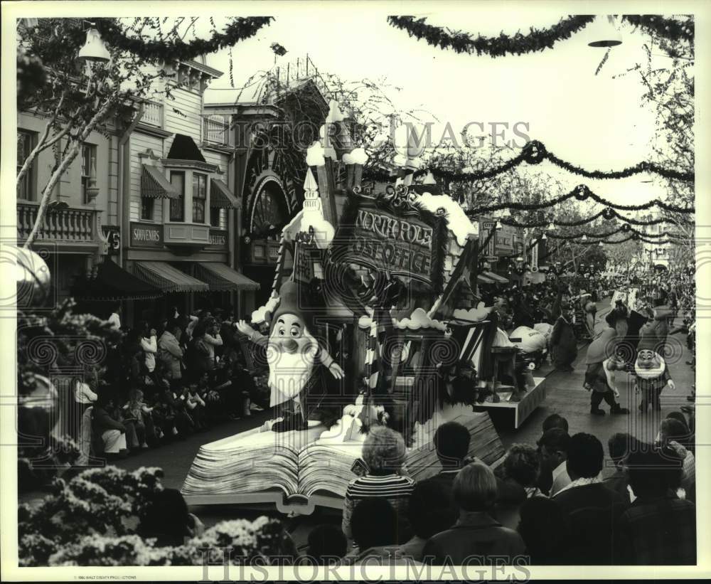 Press Photo A scene from Disneyland&#39;s Christmas Pageant, &quot;Fantasy on Parade- Historic Images