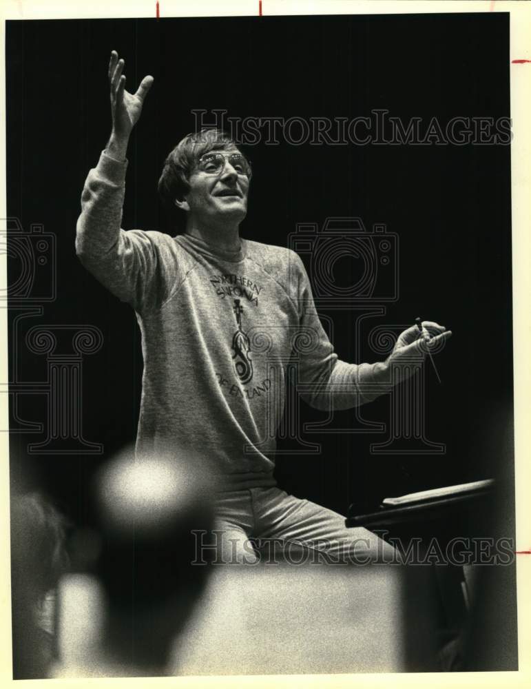 1984 Press Photo Conductor Maxim Shostakovich telling a story with SA Symphony- Historic Images