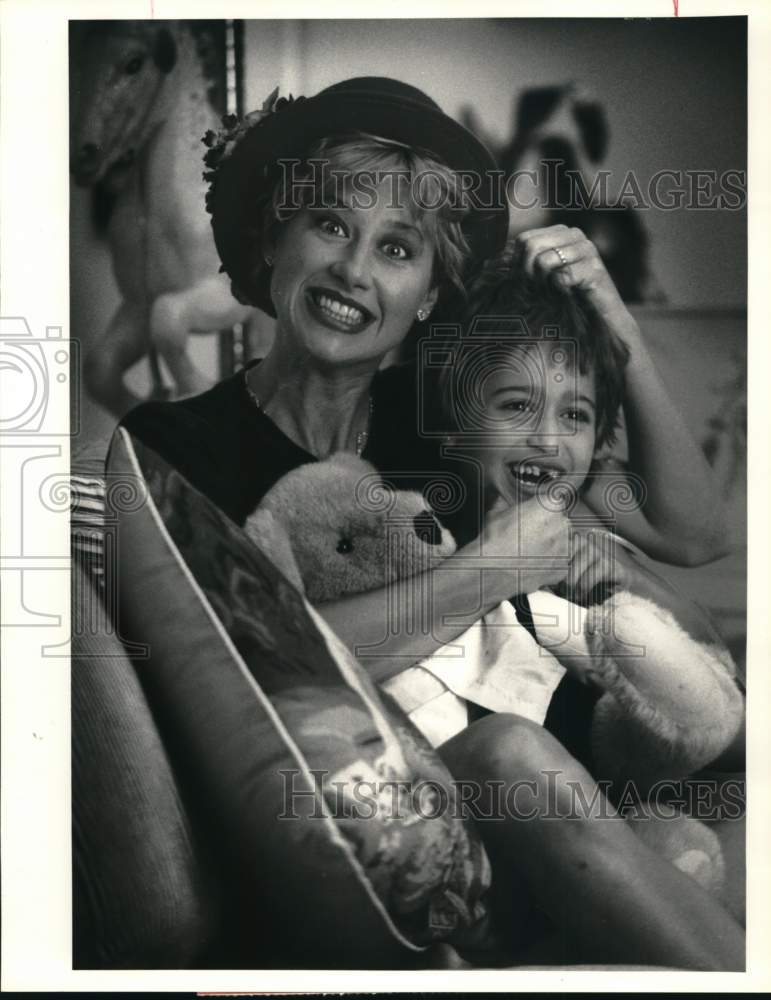 1992 Press Photo Victoria Jackson and her daughter at their home in Miami- Historic Images